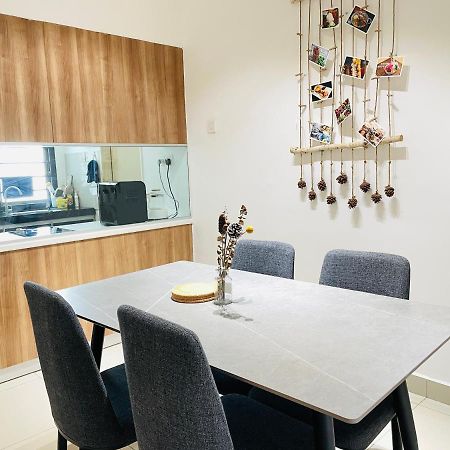 Palazio Mount Austin 2Br Studio Pool View With Tv Box-3 Plus 1 Pax C2-07 Johor Bahru Exterior foto