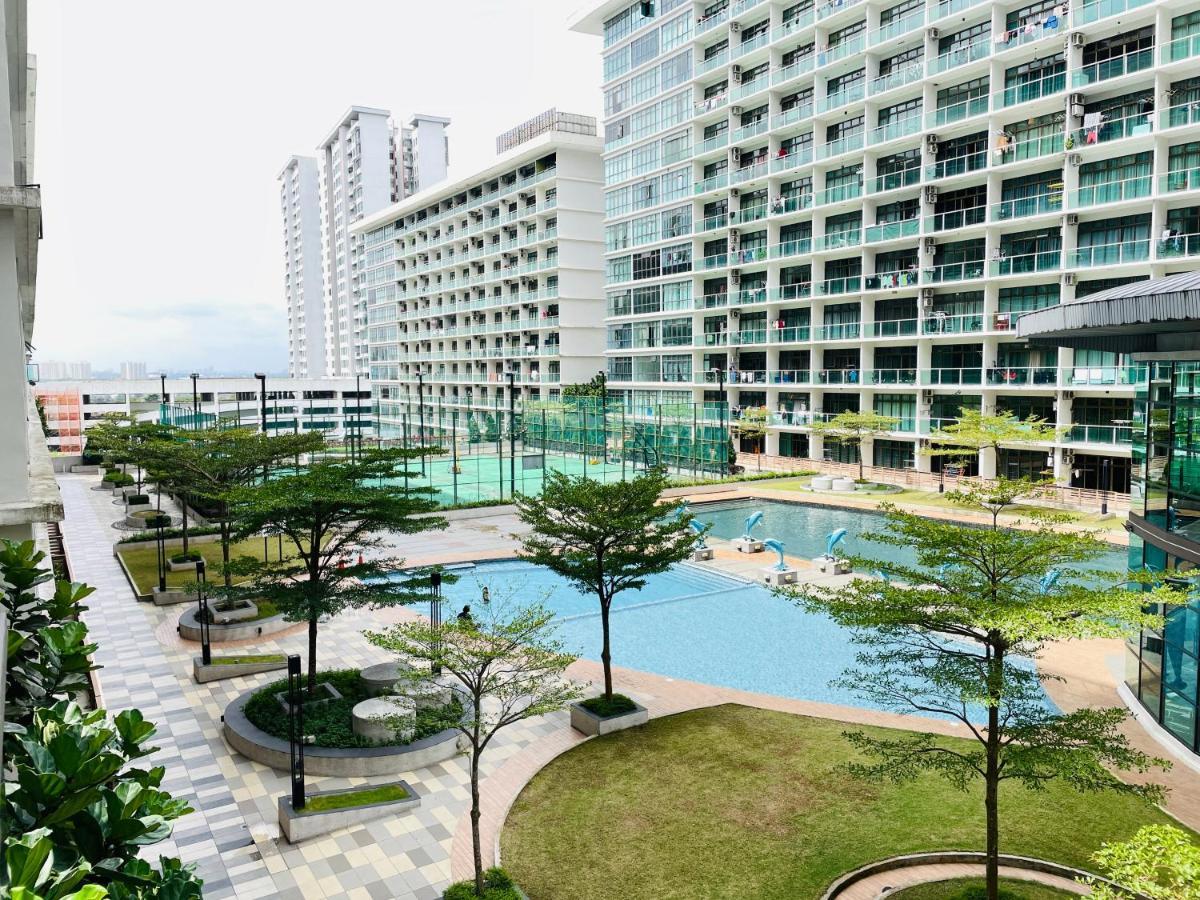 Palazio Mount Austin 2Br Studio Pool View With Tv Box-3 Plus 1 Pax C2-07 Johor Bahru Exterior foto