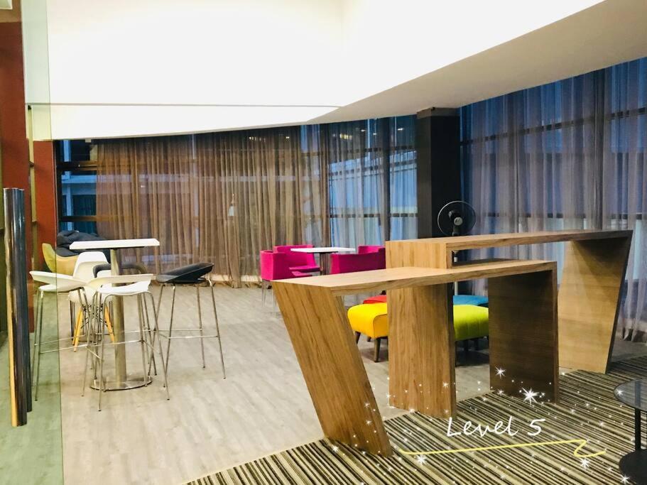 Palazio Mount Austin 2Br Studio Pool View With Tv Box-3 Plus 1 Pax C2-07 Johor Bahru Exterior foto