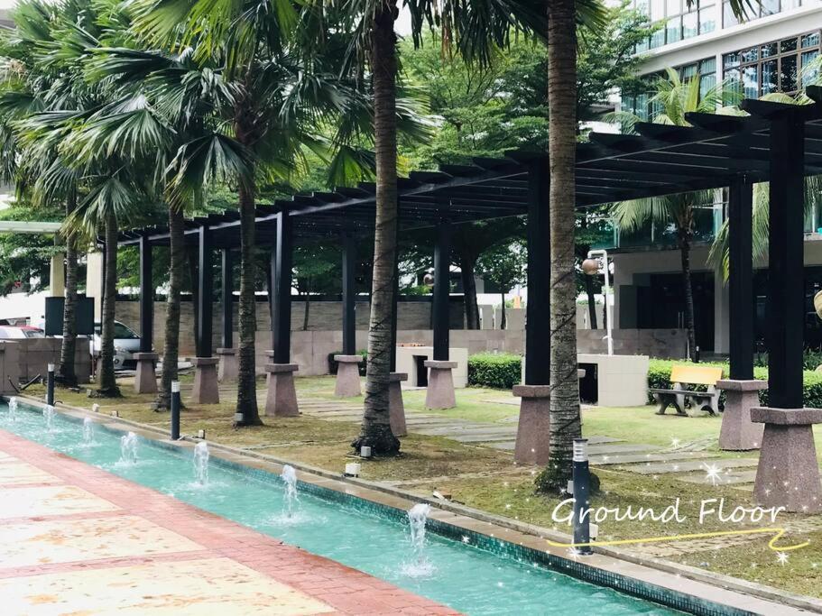 Palazio Mount Austin 2Br Studio Pool View With Tv Box-3 Plus 1 Pax C2-07 Johor Bahru Exterior foto